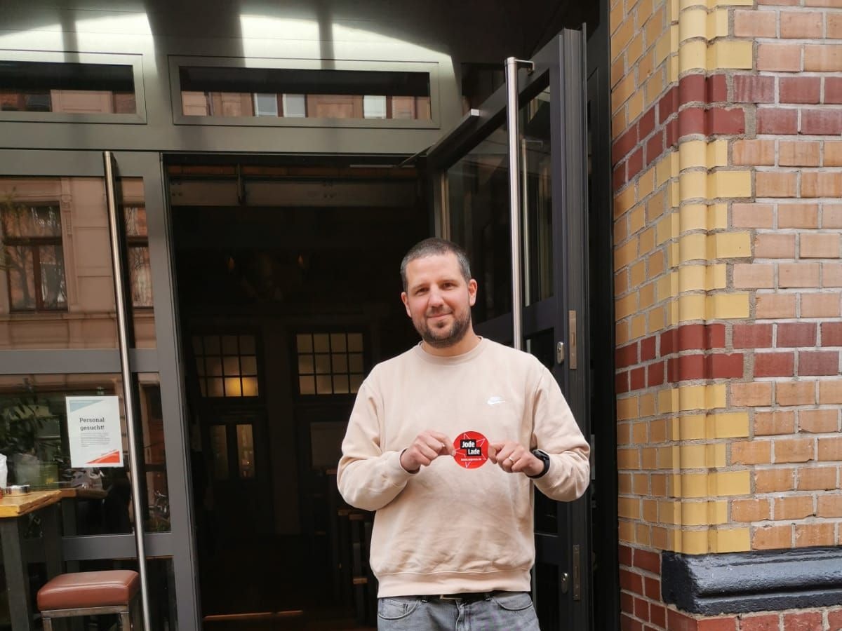 Geschäftsführer Till Riekenbrauk freut sich über die Auszeichnung „Jode Lade“ für sein Brauhaus Johann Schäfer in der Kölner Südstadt.