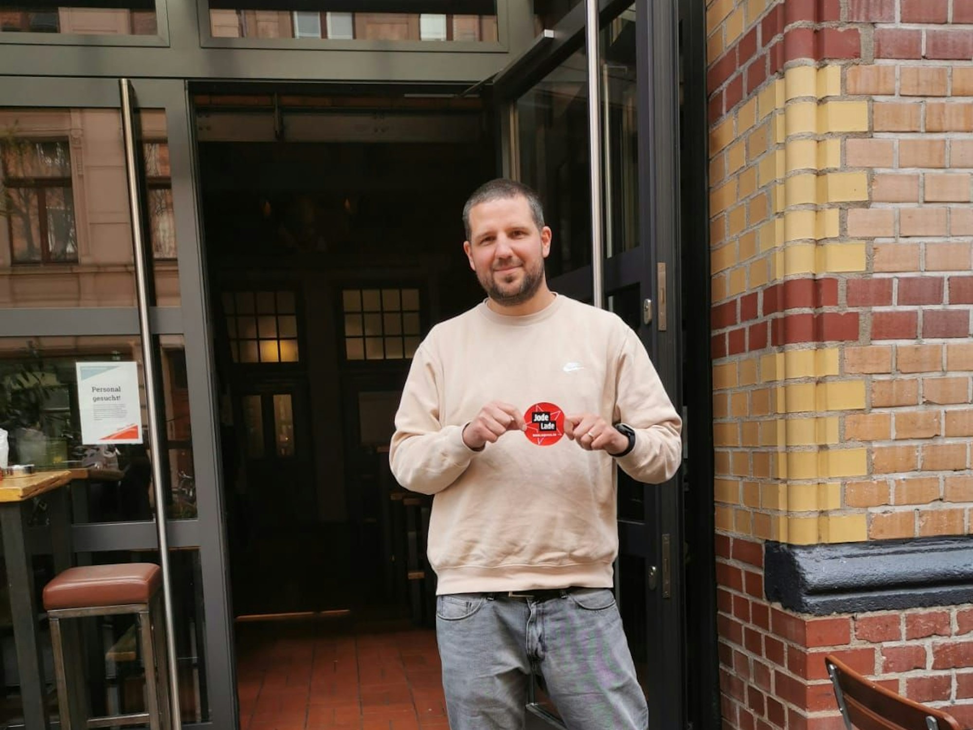 Geschäftsführer Till Riekenbrauk freut sich über die Auszeichnung „Jode Lade“ für sein Brauhaus Johann Schäfer in der Kölner Südstadt.