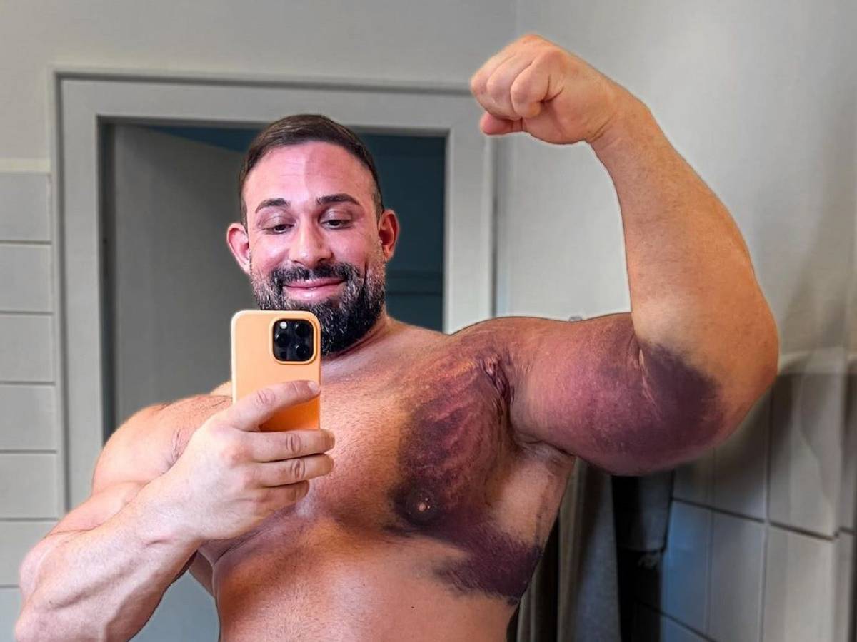 Bodybuilder und Internet-Star Kevin Wolter posiert für ein Selfie vor dem Spiegel