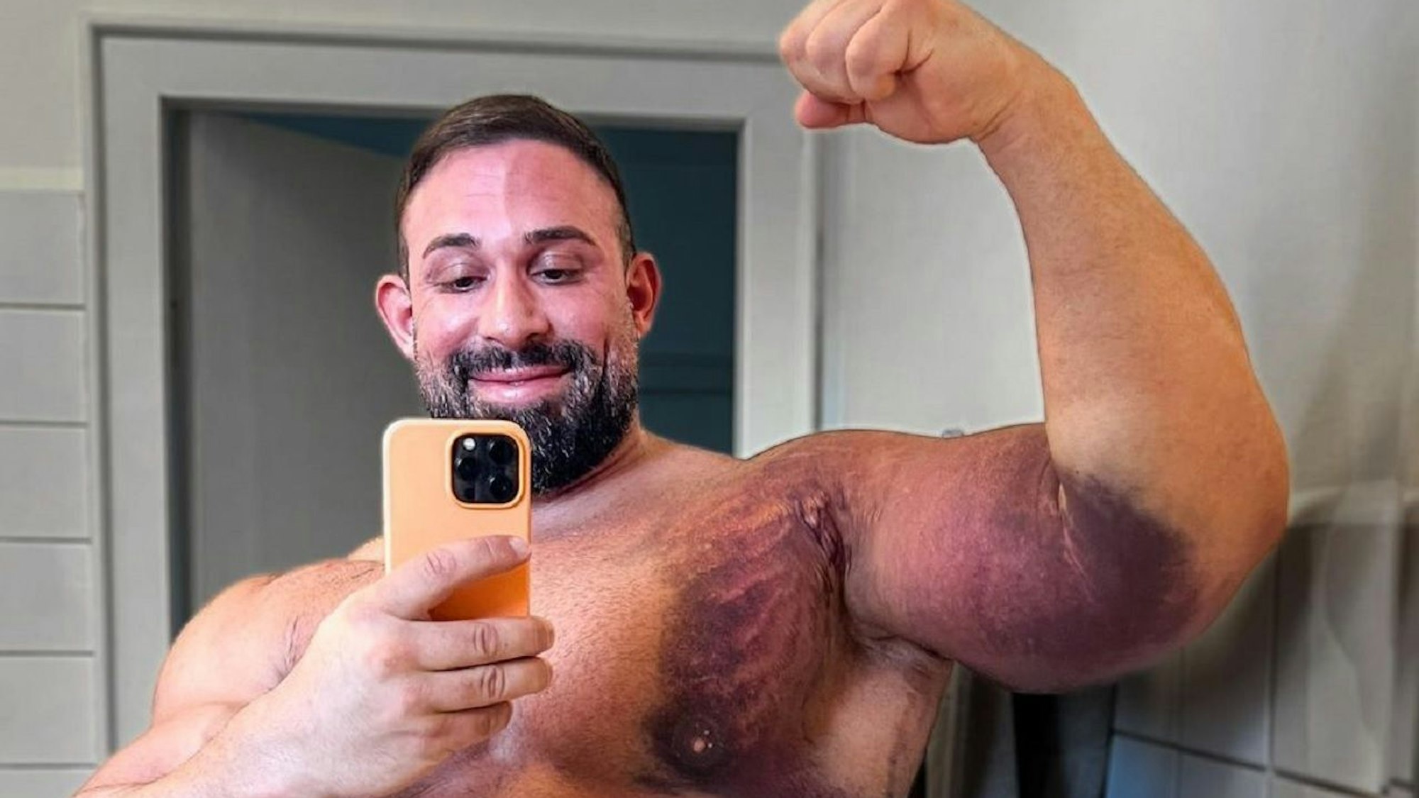 Bodybuilder und Internet-Star Kevin Wolter posiert für ein Selfie vor dem Spiegel