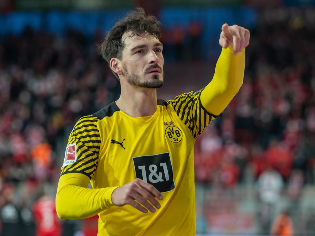 Fußball: Bundesliga, 1. FC Union Berlin – Borussia Dortmund, 22. Spieltag, An der Alten Försterei. Mats Hummels von Borussia Dortmund bedankt sich nach dem Sieg bei den Zuschauern.