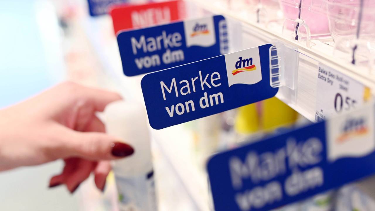 In einem Regal einer Filiale der Drogeriemarktkette dm hängen Schilder, die auf dm Eigenmarken hin weisen. Bei der Aufnahme handelt es sich um ein Symbolfoto von Oktober 2019.