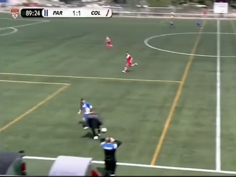 Szene aus einer Madrider Regionalliga: Co-Trainer stoppt gegnerischen Konter ind der Schlussminute.