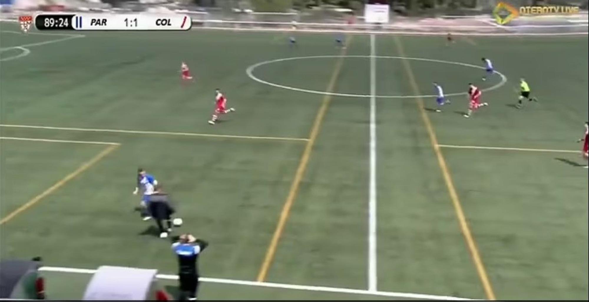 Szene aus einer Madrider Regionalliga: Co-Trainer stoppt gegnerischen Konter ind der Schlussminute.