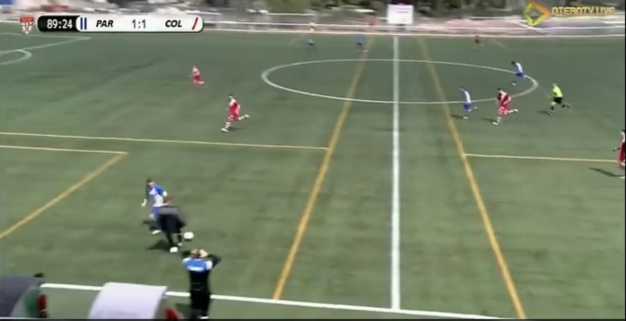 Szene aus einer Madrider Regionalliga: Co-Trainer stoppt gegnerischen Konter ind der Schlussminute.