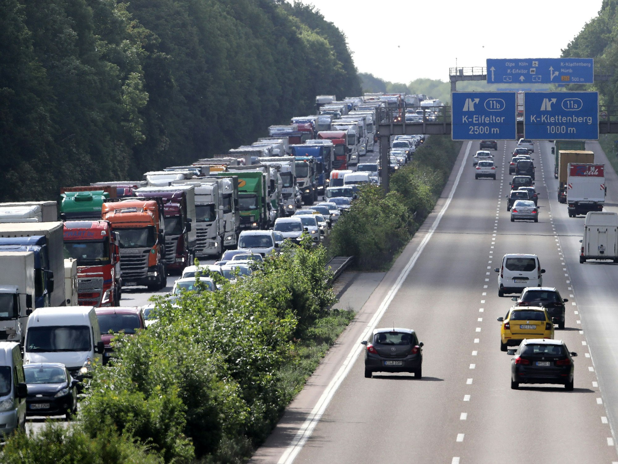 Die A4 Stau zwischen Klettenberg und dem Kreuz Köln-West (Foto vom 12. Mai 2020). Zwischen dem Kreuz Kerpen und dem Kreuz Köln-West fiel der Beifahrer eines Behindertenbusses aus dem Fahrzeug.