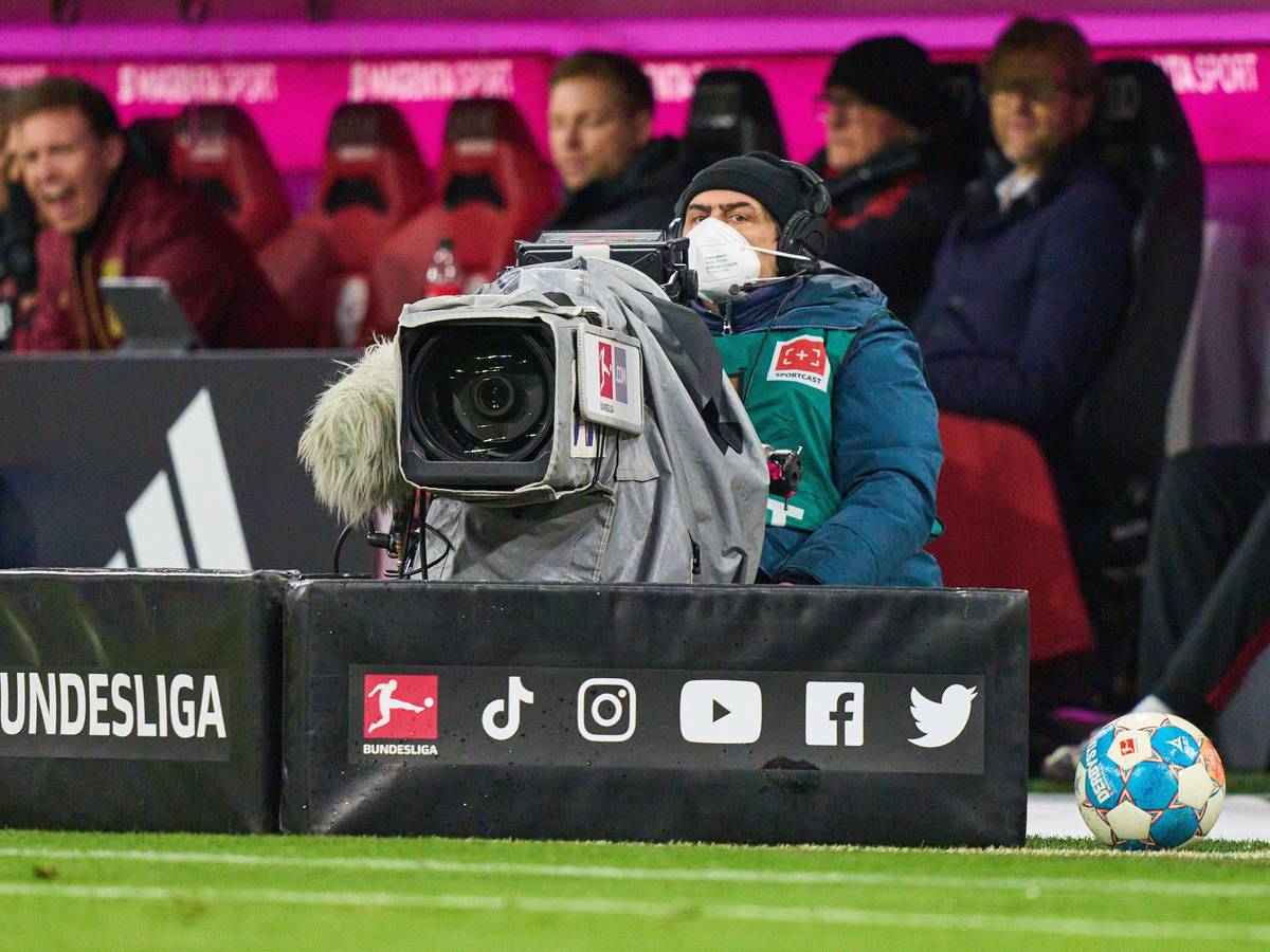 Auf einem Symbolfoto ist ein Kameramann vor der Ersatzbank des FC Bayern München zu sehen.