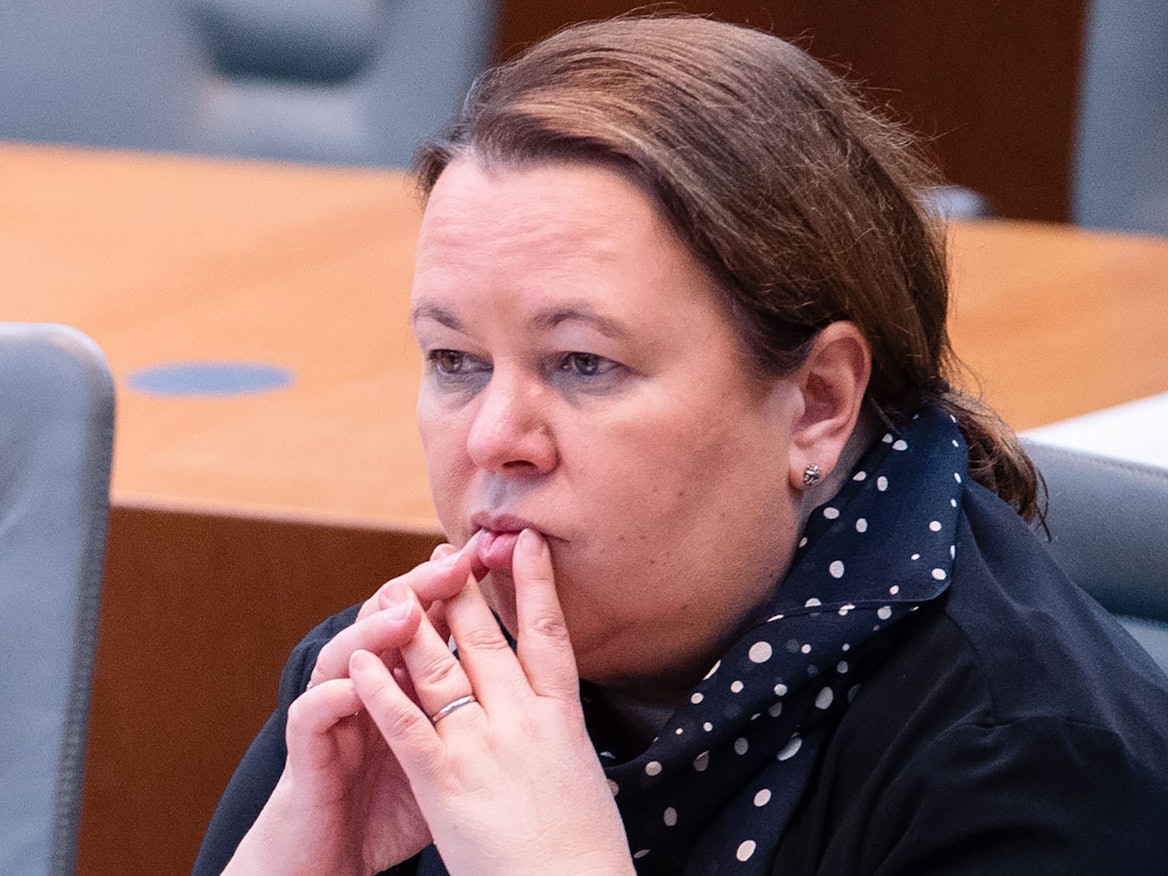 Ursula Heinen-Esser, hier am 7. April 2022 im Düsseldorfer Landtag, trat als NRW-Umweltministerin zurück. Nun ist ein Nachfolger gefunden.
