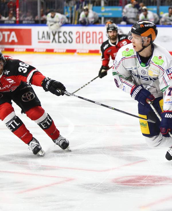 Andreas Thuresson im Duell mit Dominik Bokk im Spiel zwischen den Kölner Haienund den Eisbären Berlin.