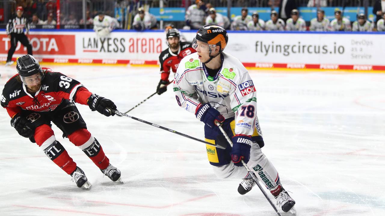Andreas Thuresson im Duell mit Dominik Bokk im Spiel zwischen den Kölner Haienund den Eisbären Berlin.