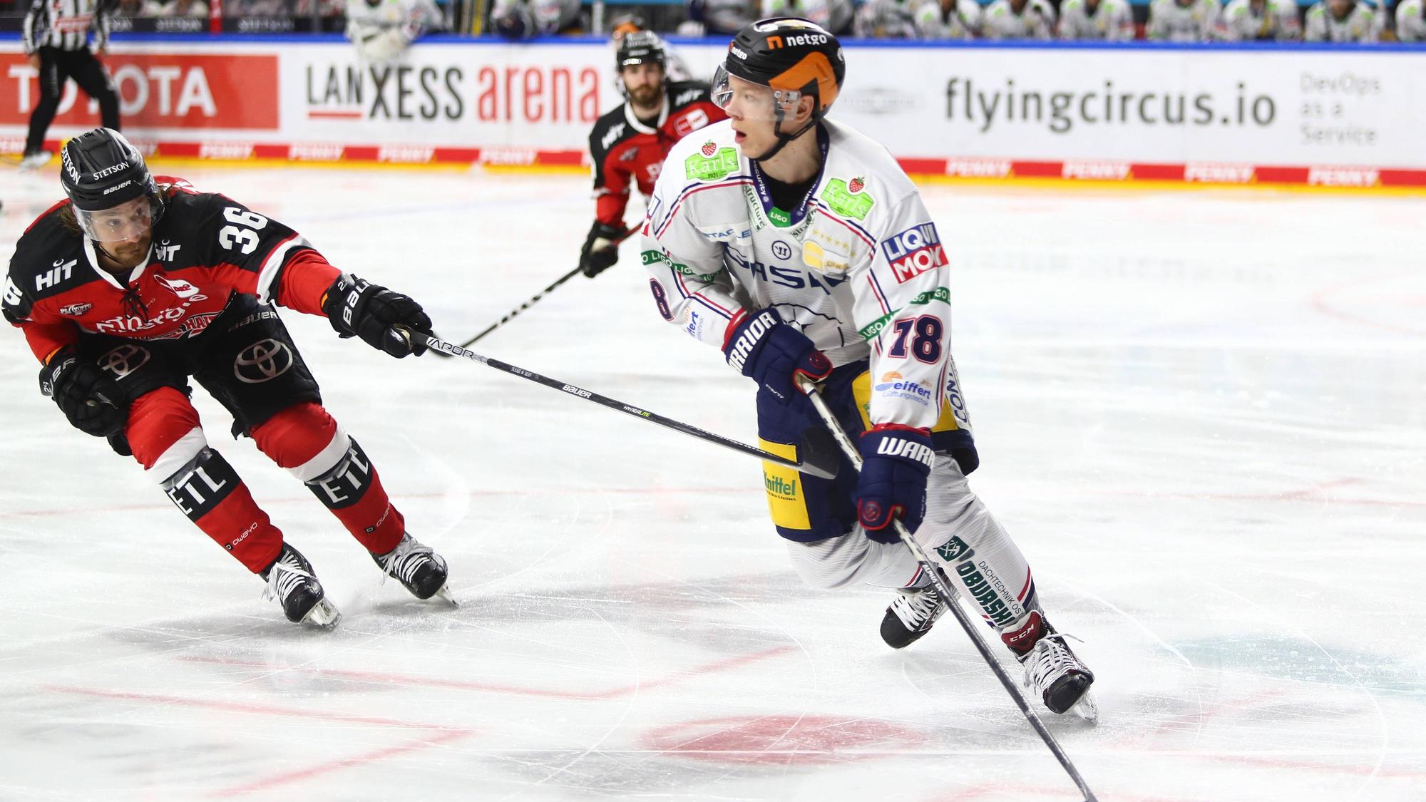 Andreas Thuresson im Duell mit Dominik Bokk im Spiel zwischen den Kölner Haienund den Eisbären Berlin.
