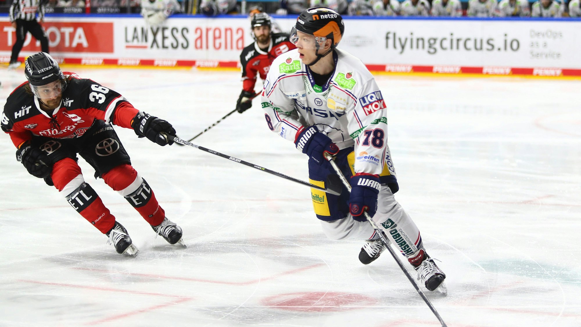 Andreas Thuresson im Duell mit Dominik Bokk im Spiel zwischen den Kölner Haienund den Eisbären Berlin.