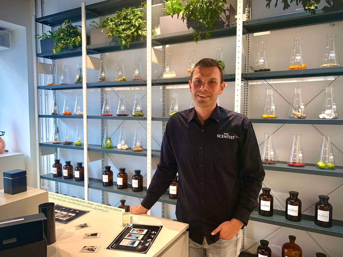 Daniel de Sain, einer der Gründer von The Scentist, steht im Pop-up-Store auf der Kölner Hohe Straße.