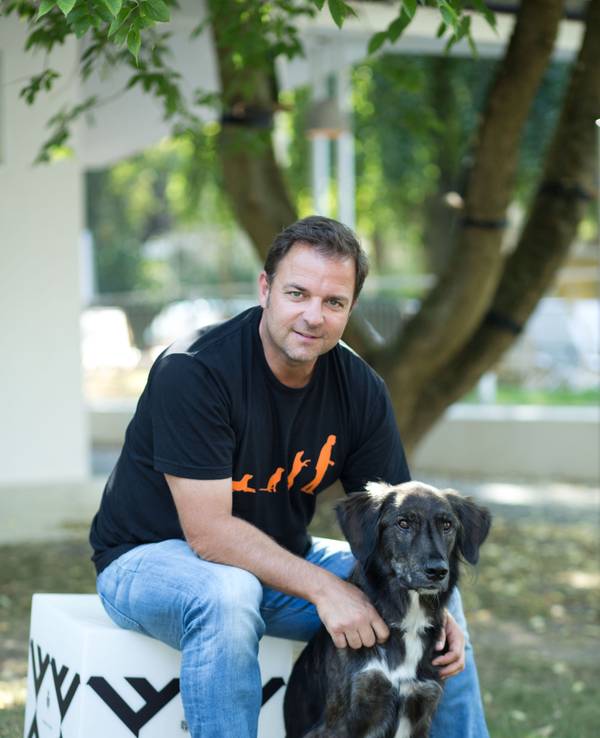 Martin Rütter posiert mit Mischlingshund Rudi am 14.09.2016 in Berlin.