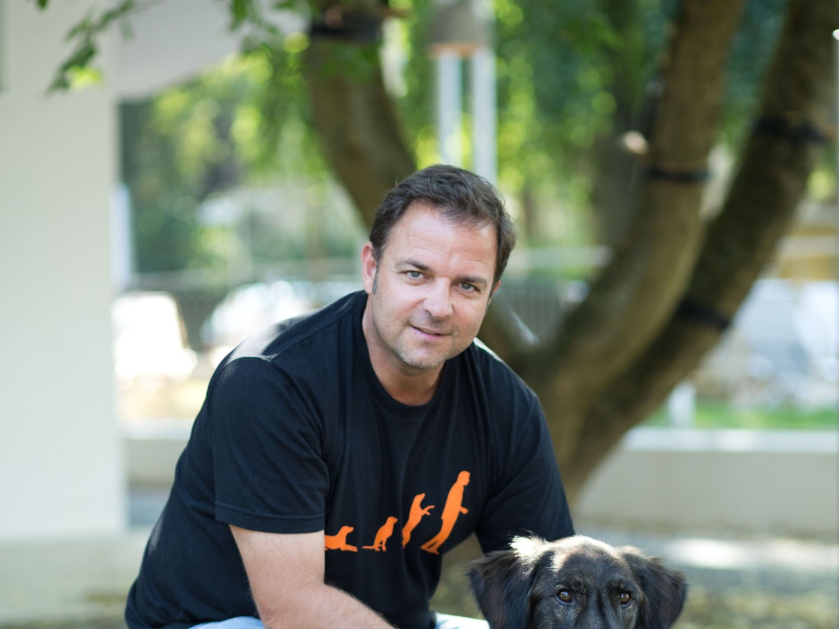 Martin Rütter posiert mit Mischlingshund Rudi am 14.09.2016 in Berlin.