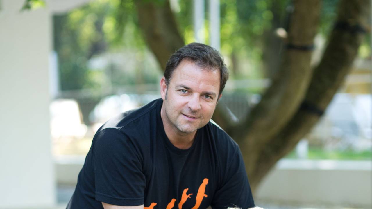 Martin Rütter posiert mit Mischlingshund Rudi am 14.09.2016 in Berlin.