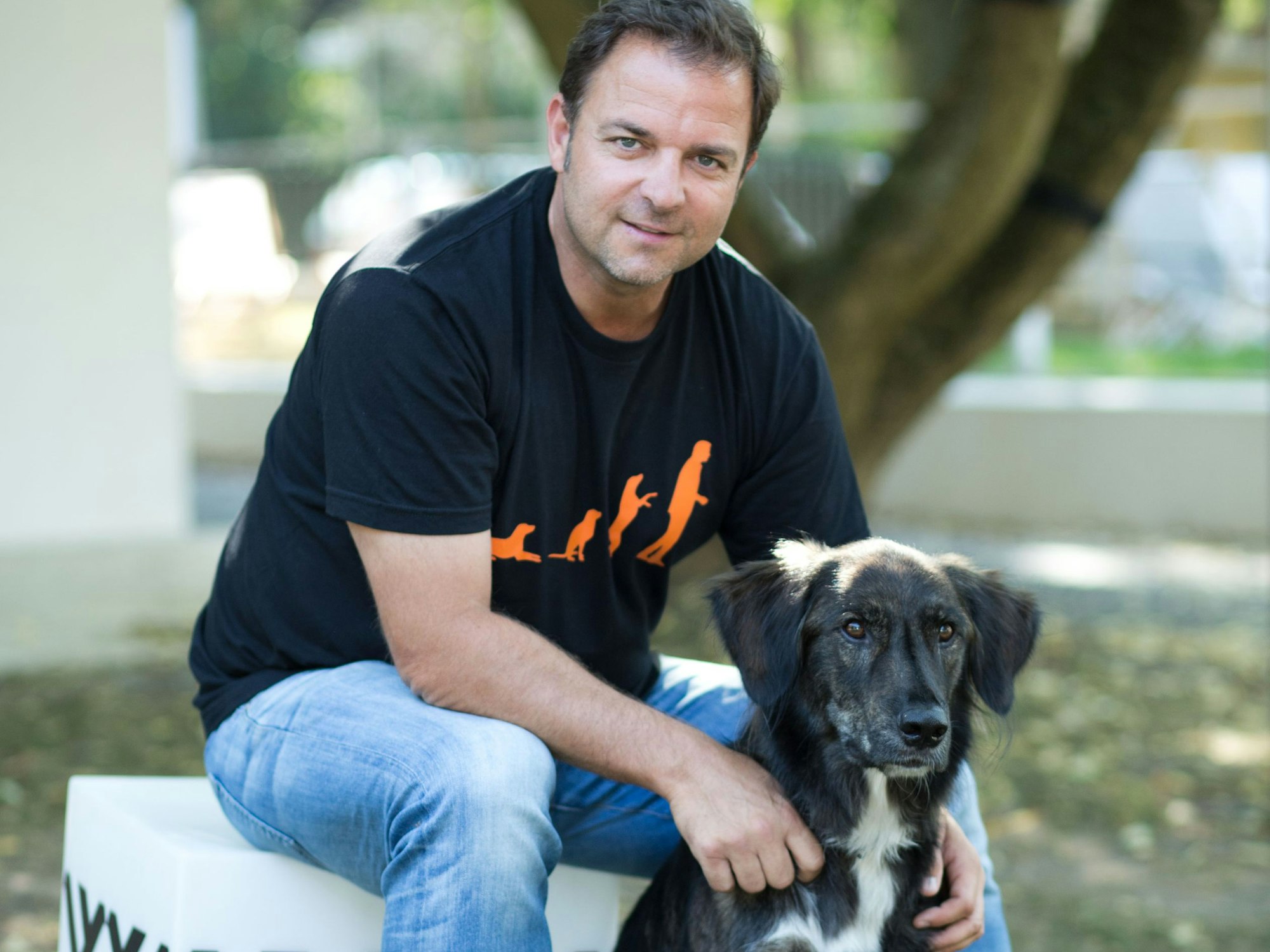 Martin Rütter posiert mit Mischlingshund Rudi am 14.09.2016 in Berlin.