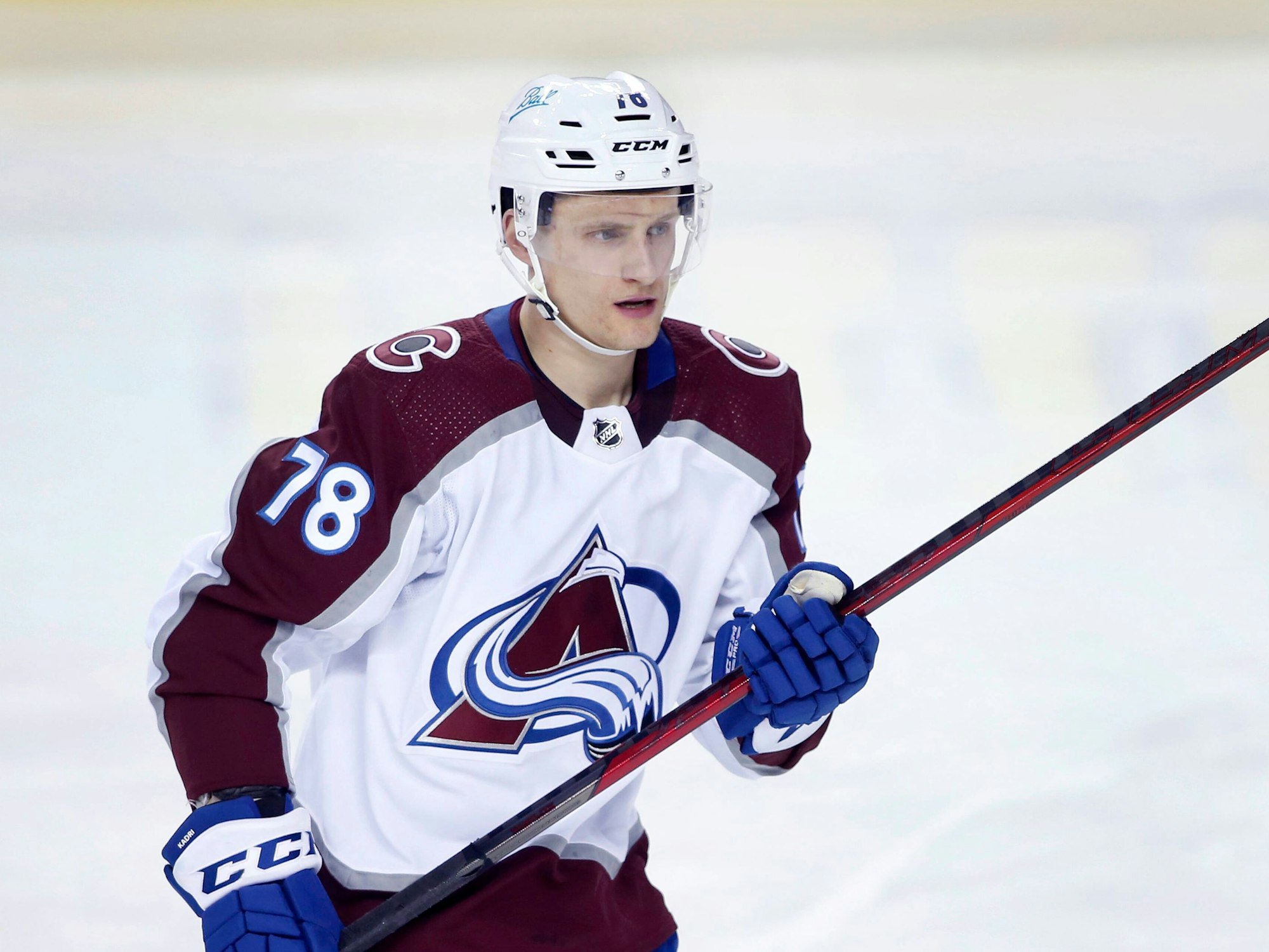 Nico Sturm steht in der NHL gegen die Calgary Flames am 29. März 2022 auf der Platte