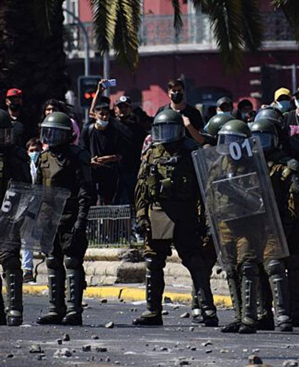 Zusammenstoß zwischen Polizei und Studierenden während eines Marsches gegen die geringen Lebensmittelstipendien am 25. März 2022 in Chile.