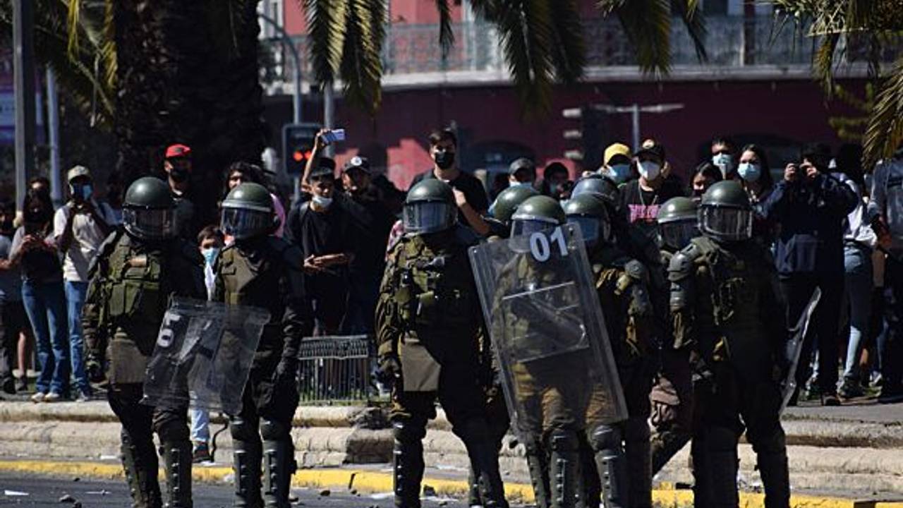 Zusammenstoß zwischen Polizei und Studierenden während eines Marsches gegen die geringen Lebensmittelstipendien am 25. März 2022 in Chile.