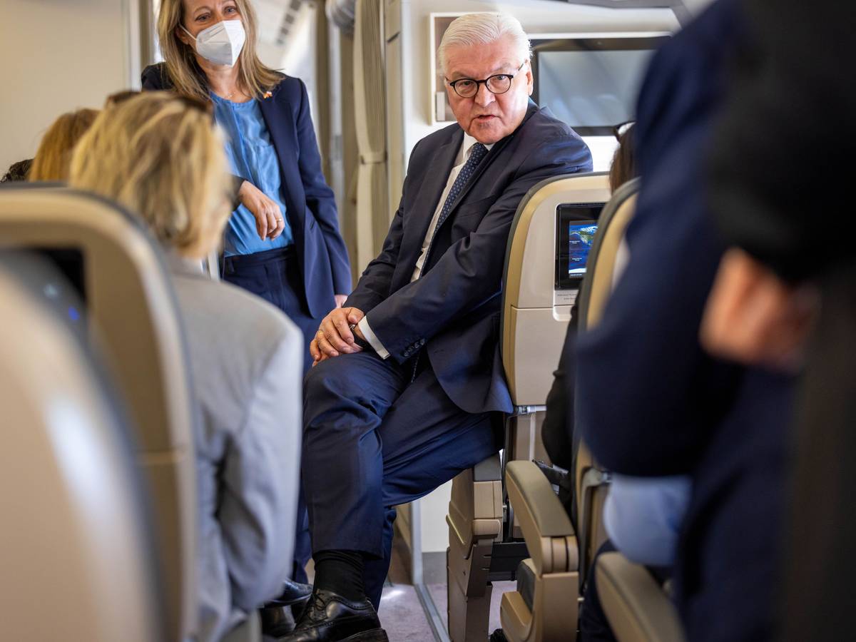 Bundespräsident Frank-Walter Steinmeier (M) spricht im Flugzeug bei der eintägigen Reise nach Polen mit mitreisenden Journalisten. Das Foto wurde am 12. April 2022 aufgenommen.