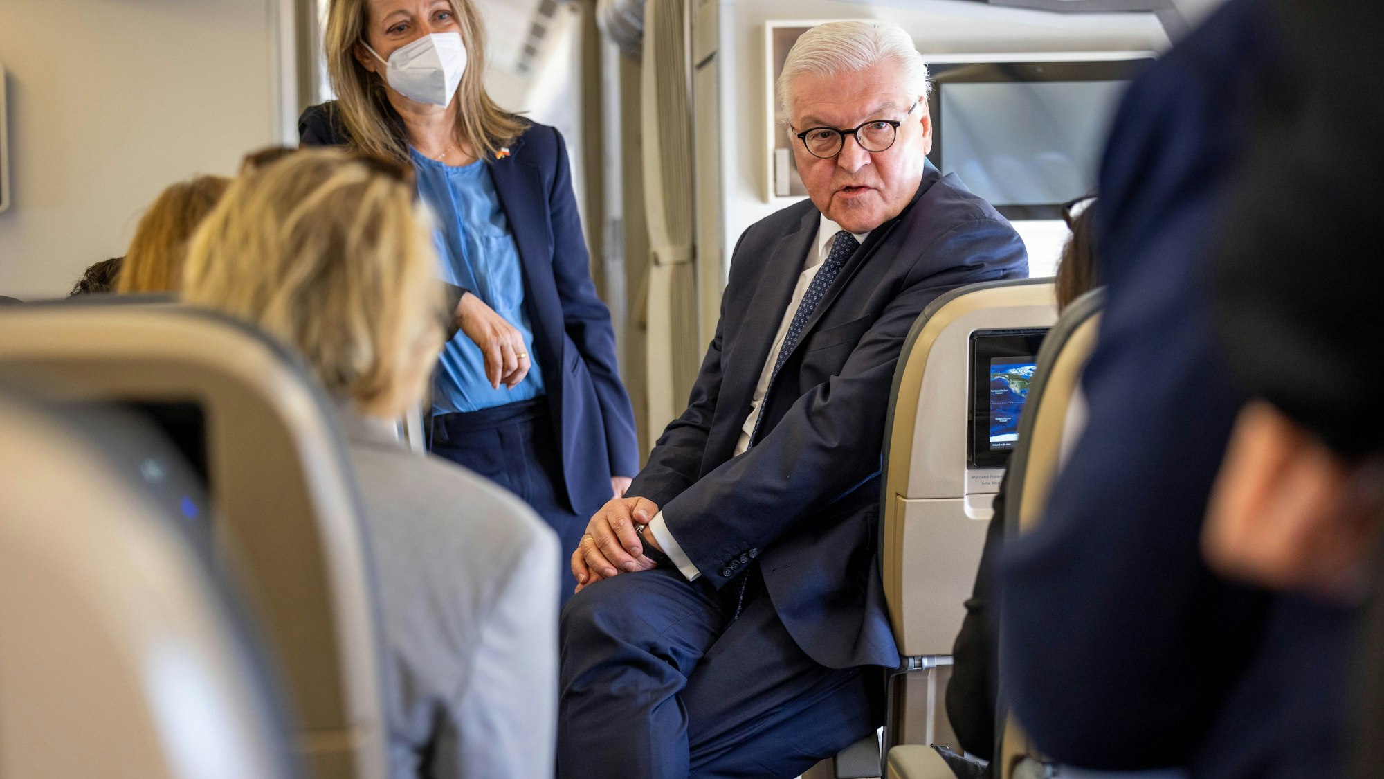 Bundespräsident Frank-Walter Steinmeier (M) spricht im Flugzeug bei der eintägigen Reise nach Polen mit mitreisenden Journalisten. Das Foto wurde am 12. April 2022 aufgenommen.