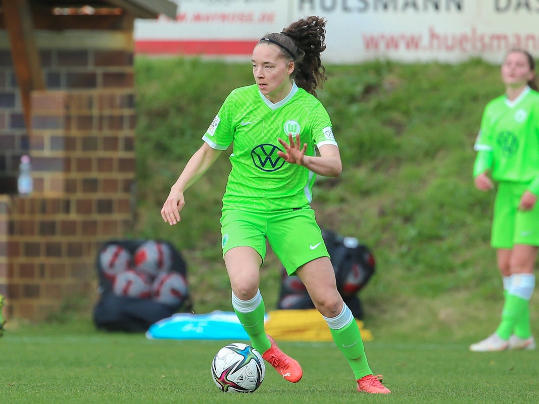 Lotta Cordes beim VfL Wolfsburg am Ball.
