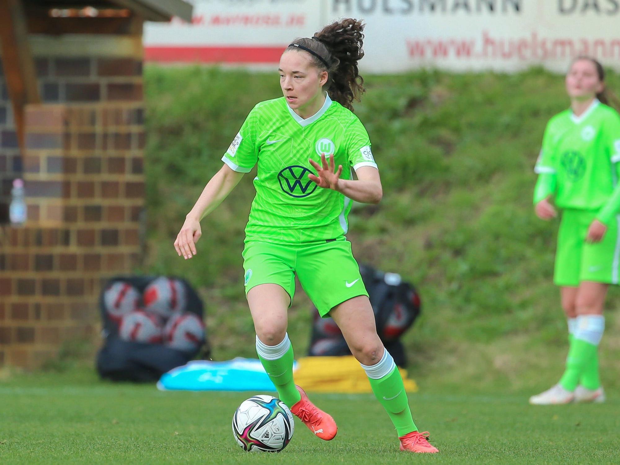 Lotta Cordes beim VfL Wolfsburg am Ball.