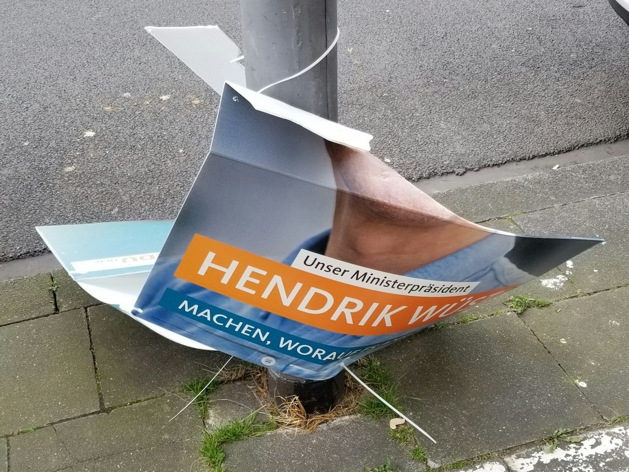 Ein stark beschädigtes Wahlplakat der CDU auf der Stammheimer Straße in Köln-Riehl (Foto vom 12. April 2022).