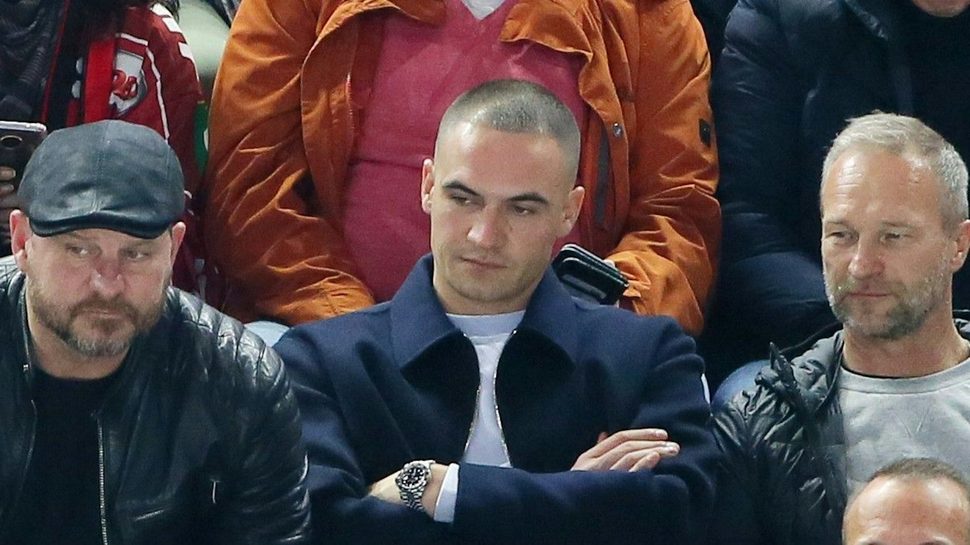 Steffen Baumgart am 19. Oktober mit FC-Videoanalyst Hannes Dold und Torwarttrainer Uwe Gospodarek beim Spiel der Kölner Haie gegen Düsseldorf in der Lanxess-Arena.