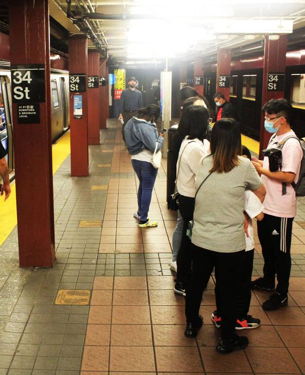 Das undatierte Symbolfoto zeigt eine U-Bahn-Station mit zwei haltenden Bahnen und mehreren Menschen, darunter ein Polizist in Uniform.