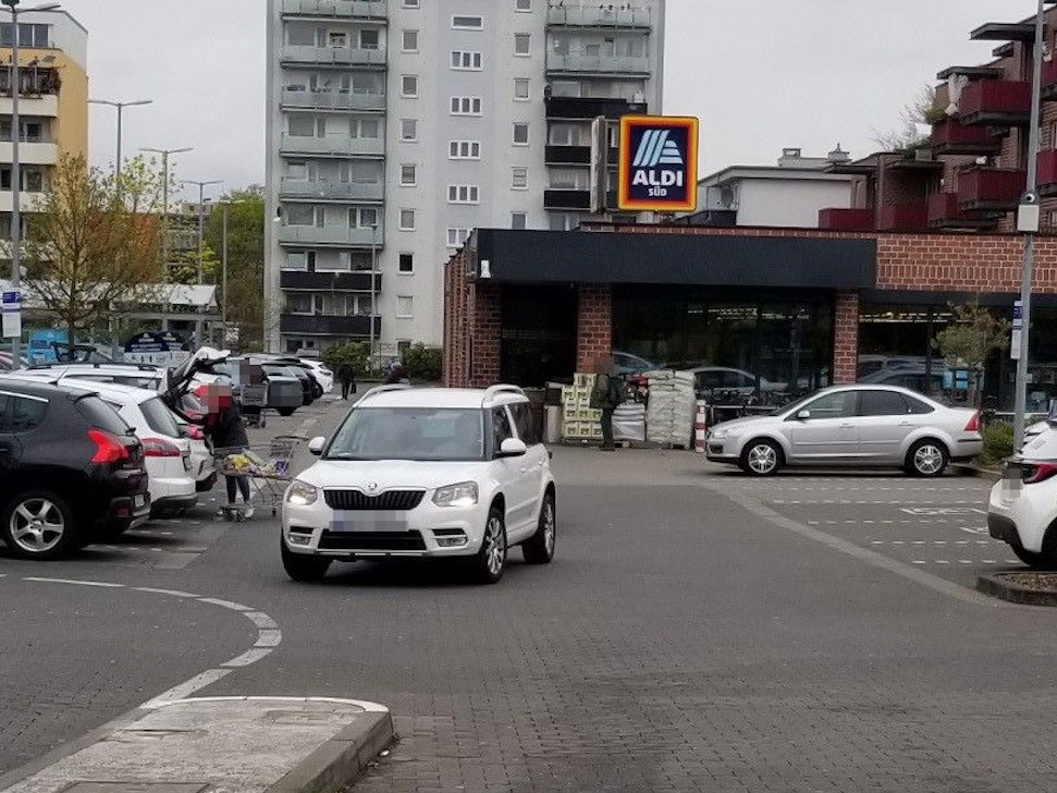 Auf dem Aldi-Parkplatz in Köln-Niehl werden die Fahrzeuge videoüberwacht (Foto vom 8. April 2022).