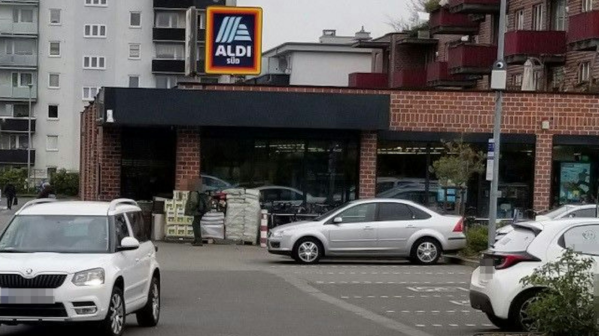 Auf dem Aldi-Parkplatz in Köln-Niehl werden die Fahrzeuge videoüberwacht (Foto vom 8. April 2022).