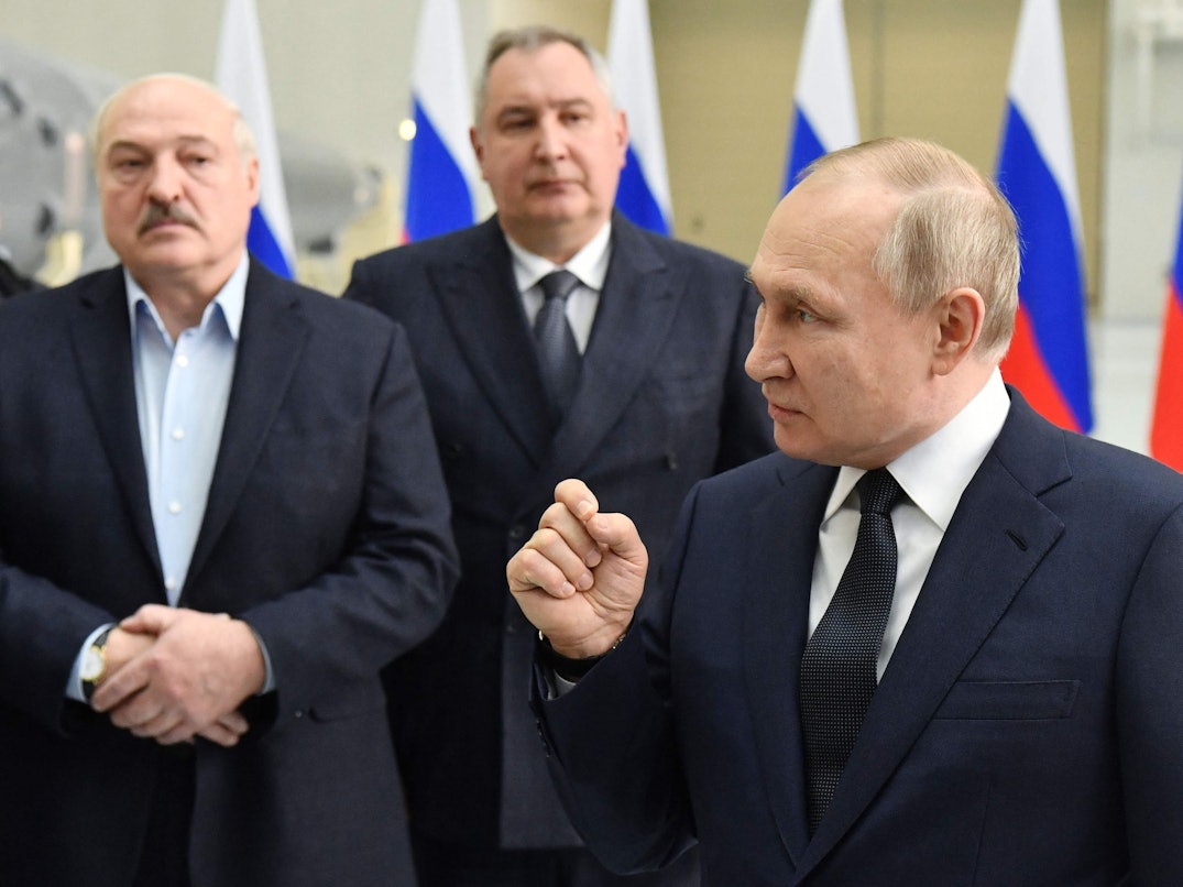 Der russische Präsident Wladimir Putin (r.) ließ beim Treffen am 12. April 2022 mit dem belarussischen Machthaber Alexander Lukaschenko (l) and Roscosmos-Chef Dmitry Rogozin (Mitte) keine Zweifel daran, dass er an einen russischen Sieg in der Ukraine glaubt.