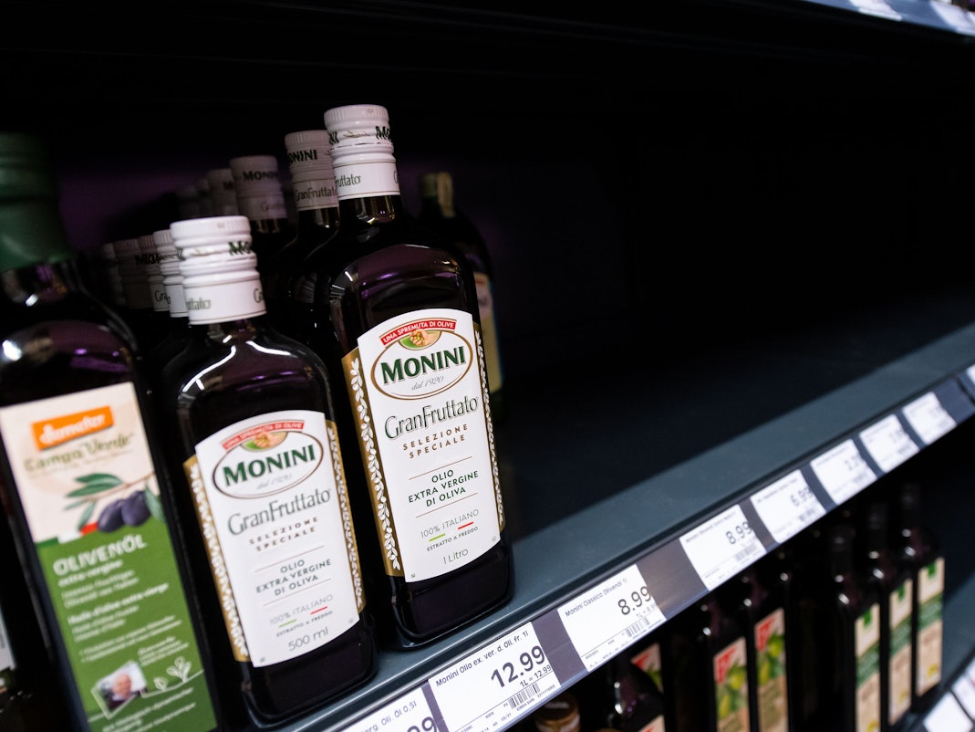 Unser Symbolfoto aus Neubiberg im März 2022 zeigt nur noch wenige Flaschen Öl in einem Supermarkt.