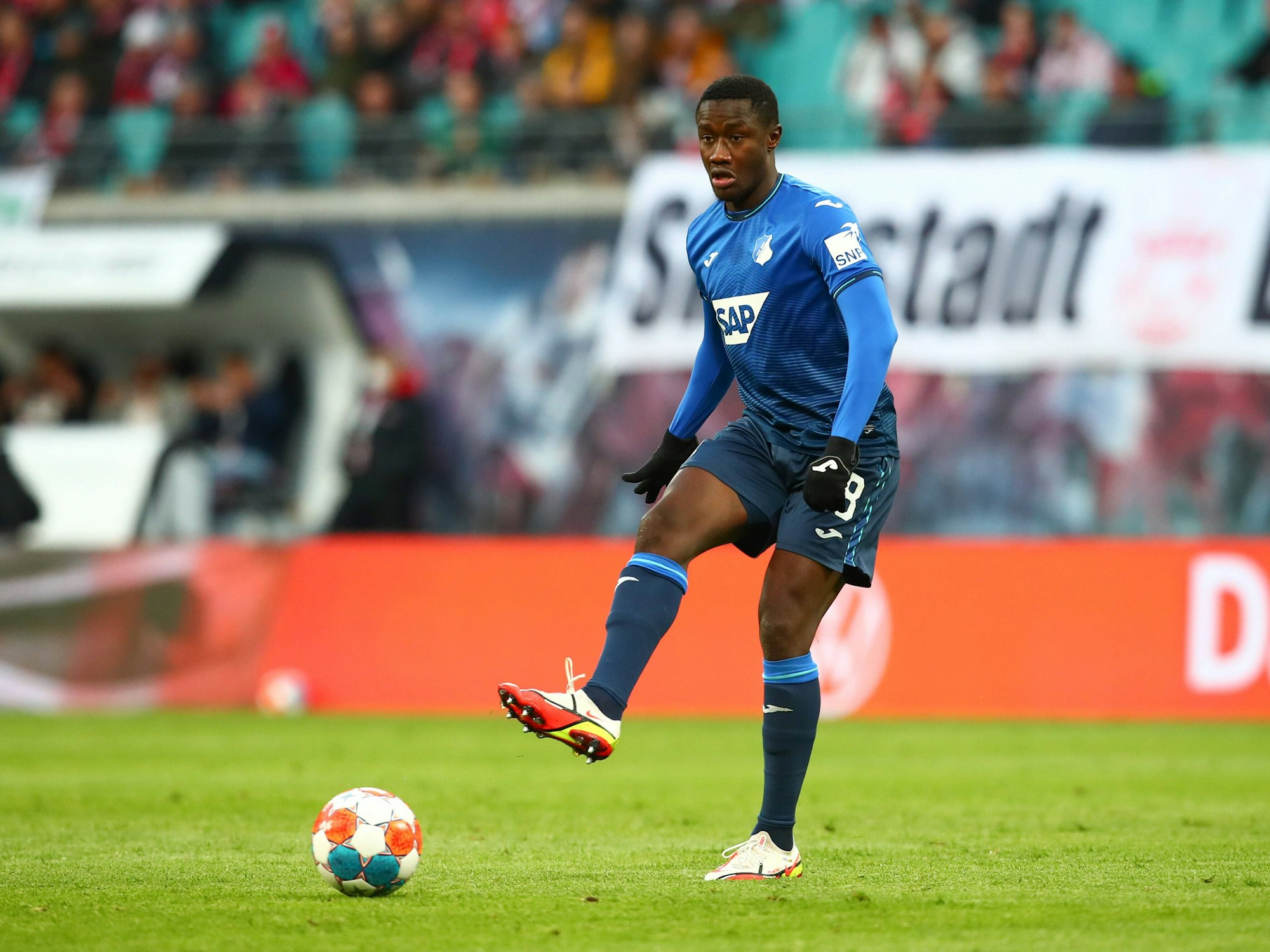 Samassekou bei einer Ballaktion während des Bundesligaspiels gegen RB Leipzig