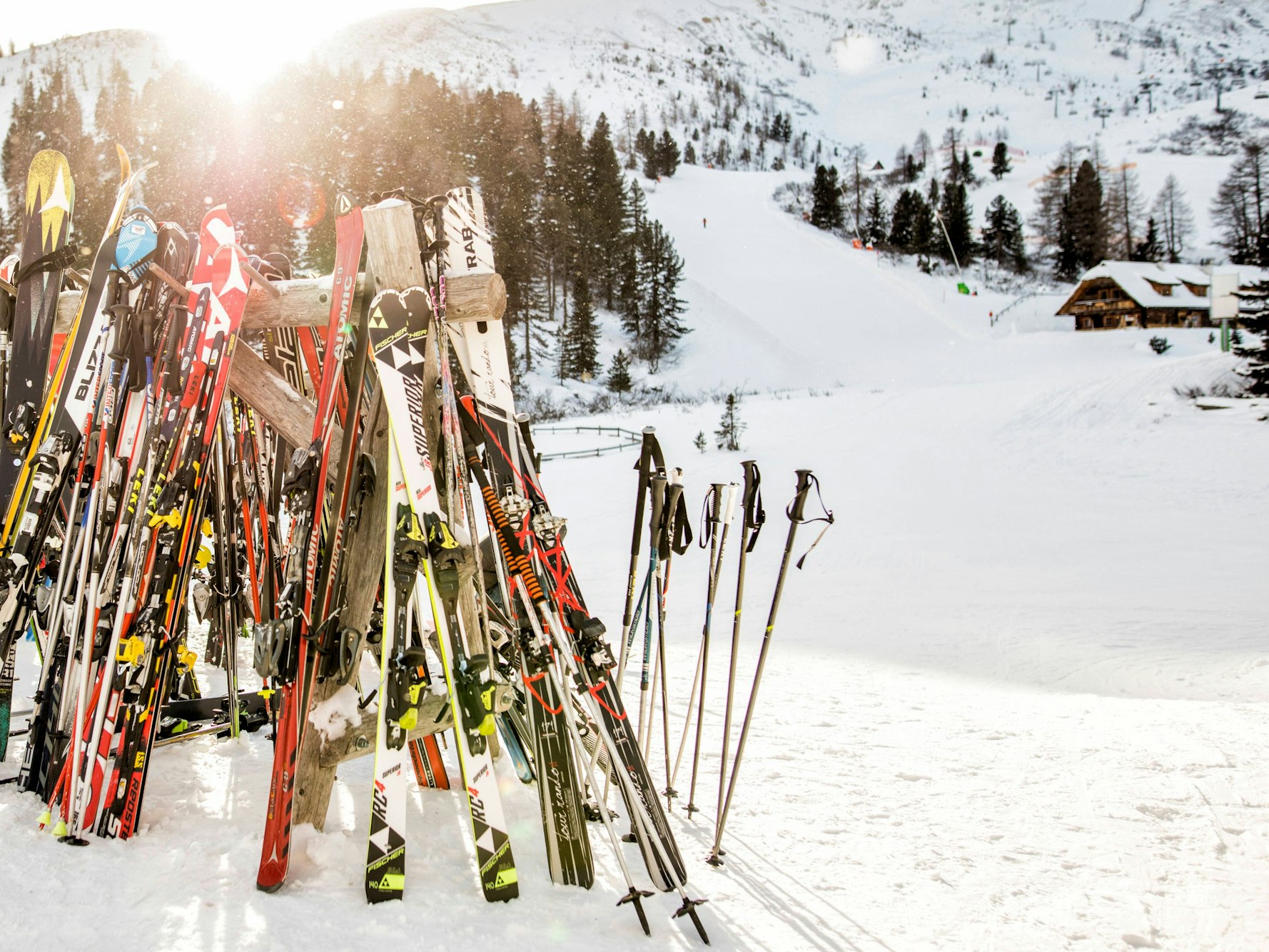 Viele Skier stehen in einer Winterlandschaft im Skigebiet Turracher Höhe.