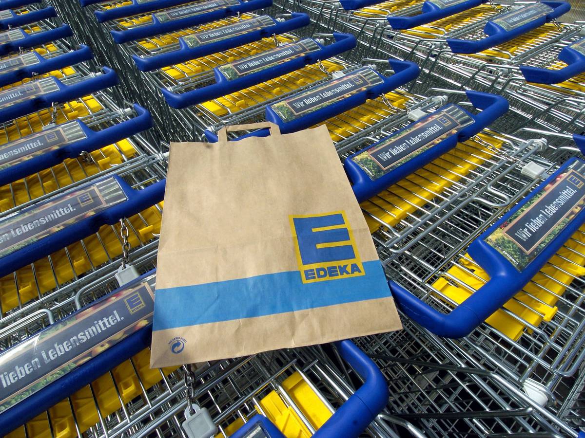 Das Symbolbild zeigt mehrere Einkaufswagen und eine Einkaufstüte des Supermarktes Edeka. Aufgenommen wurde das Bild am 28. April 2005.