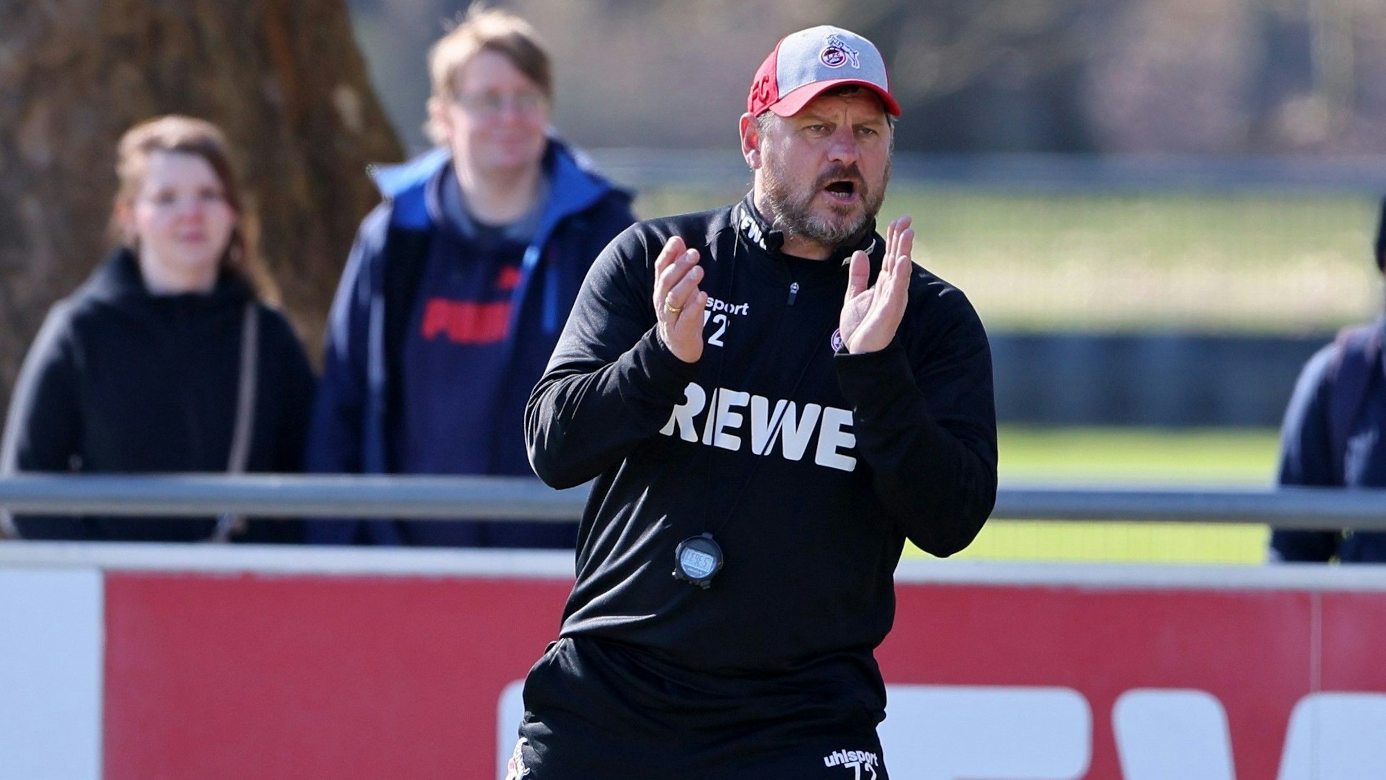 Steffen Baumgart klatscht im Training des 1. FC Köln in die Hände