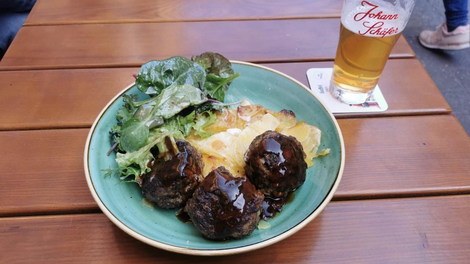 Das Mittagsangebot am Montag: Frikadellen mit Kartoffelgratin und Braten-Soße. Dazu ein Südstadt Pils.