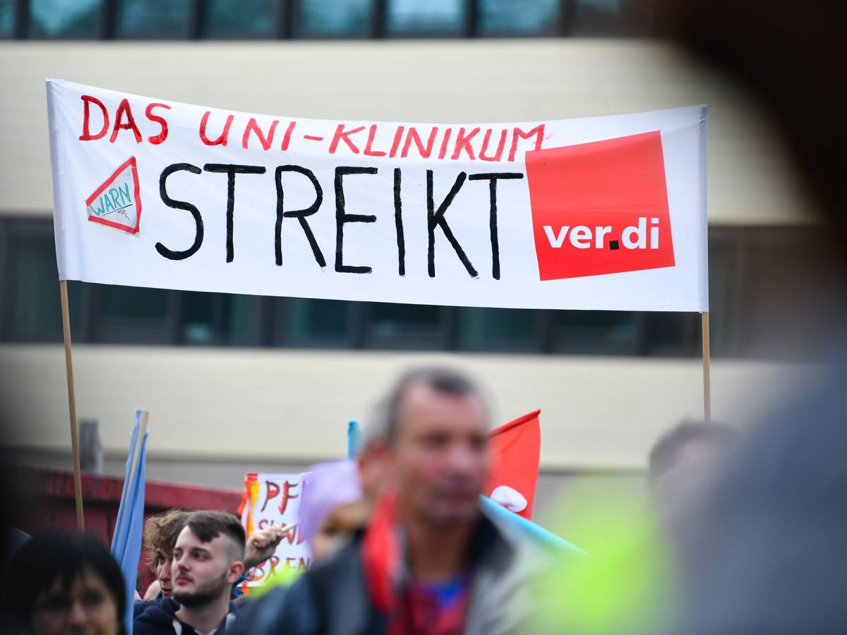 Streikende Beschäftigte eines Universitätsklinikums