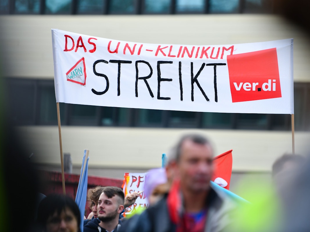 Streikende Beschäftigte eines Universitätsklinikums