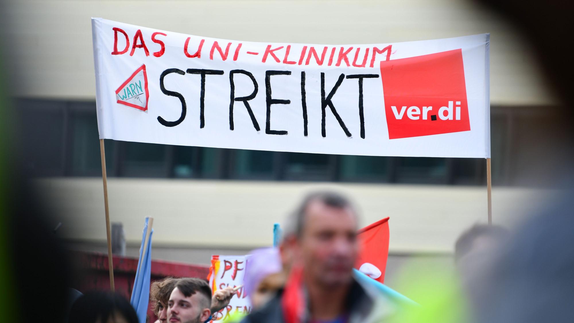 Streikende Beschäftigte eines Universitätsklinikums