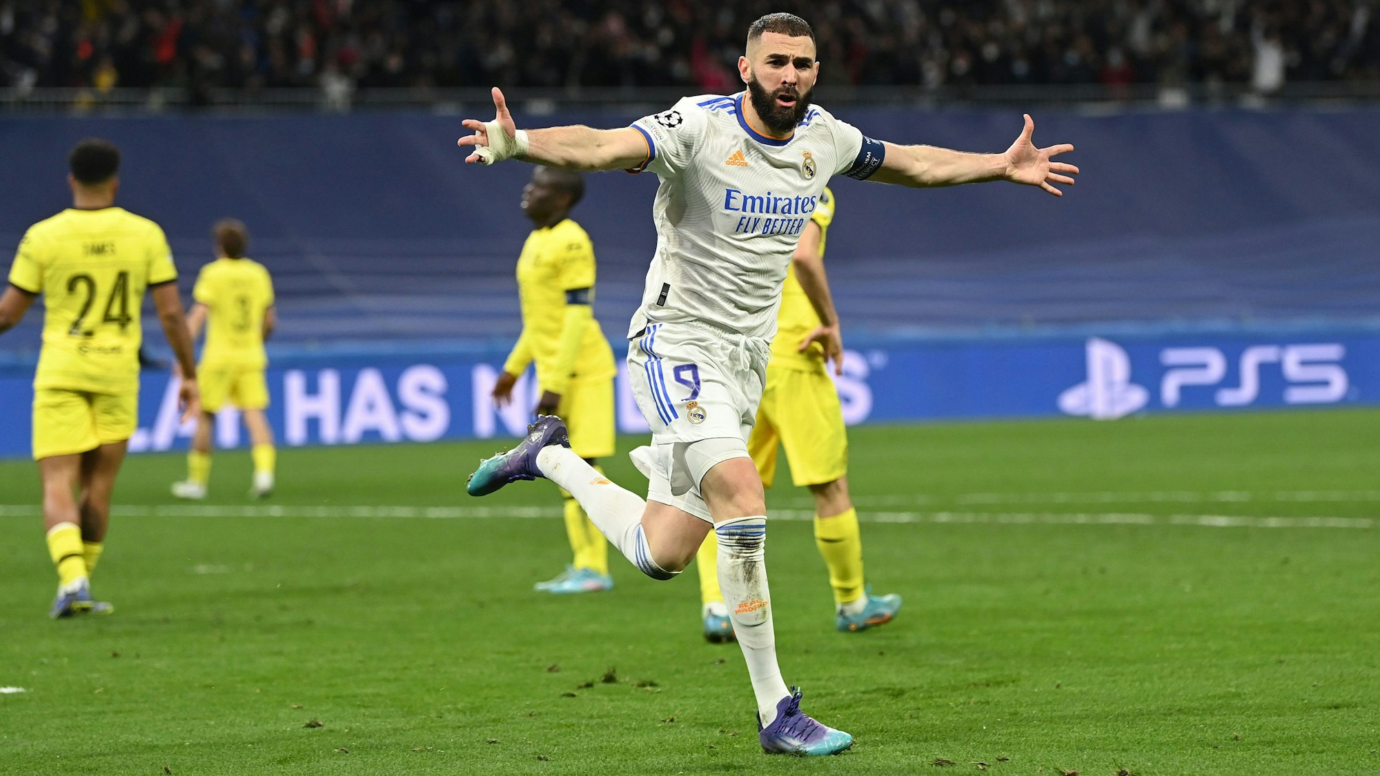 Karim Benzema jubelt über sein Tor zum 2:3 für Real Madrid gegen den FC Chelsea, das den Königlichen das Ticket für das Halbfinale der Champions League sicherte.