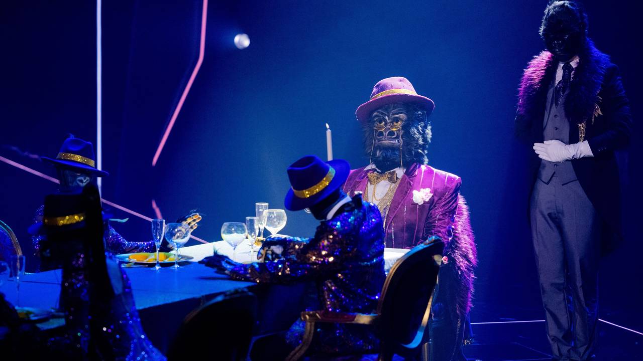 Die Figur „Der Gorilla“ steht in der Prosieben-Show „The Masked Singer“ auf der Bühne. Nun vermuten Fans einen ganz besonderen Promi hinter der Maske.