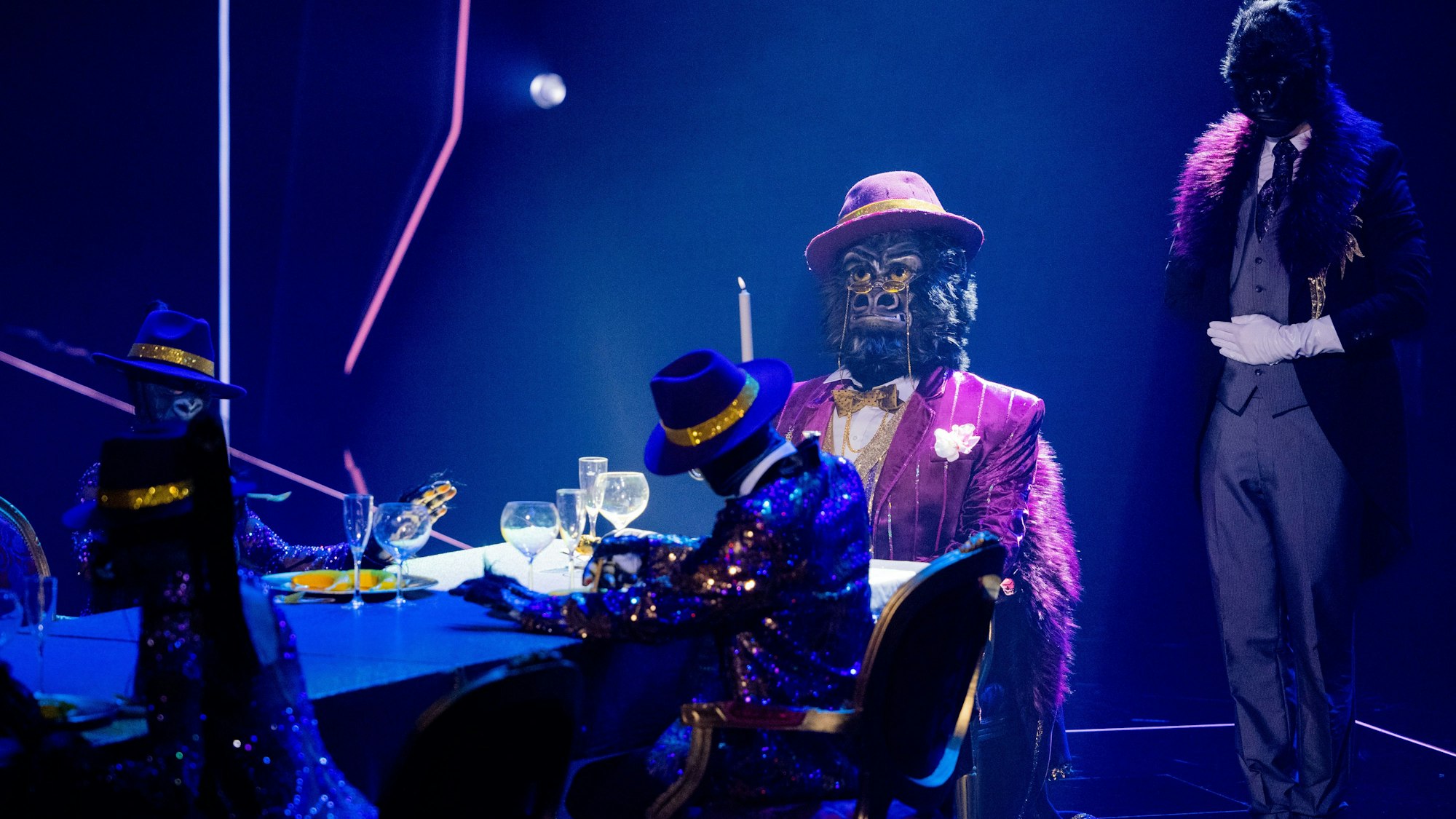 Die Figur „Der Gorilla“ steht in der Prosieben-Show „The Masked Singer“ auf der Bühne. Nun vermuten Fans einen ganz besonderen Promi hinter der Maske.