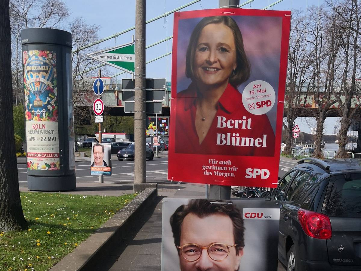 Auf der Rodenkirchener Hauptstraße sorgen diese beiden Wahlplakate (Foto vom 12. April 2022) für Ärger – ein Durchkommen ist dort schwierig und die Sicht wird auch behindert.