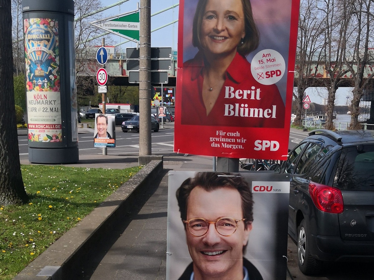 Auf der Rodenkirchener Hauptstraße sorgen diese beiden Wahlplakate (Foto vom 12. April 2022) für Ärger – ein Durchkommen ist dort schwierig und die Sicht wird auch behindert.