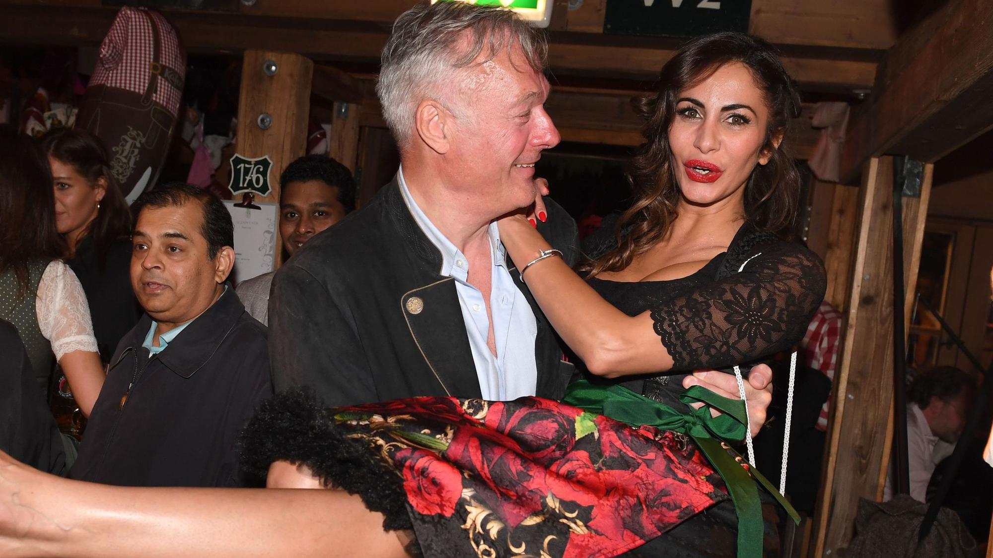 Ronald Schill und das Model Janina Youssefian auf dem Oktoberfest 2018.