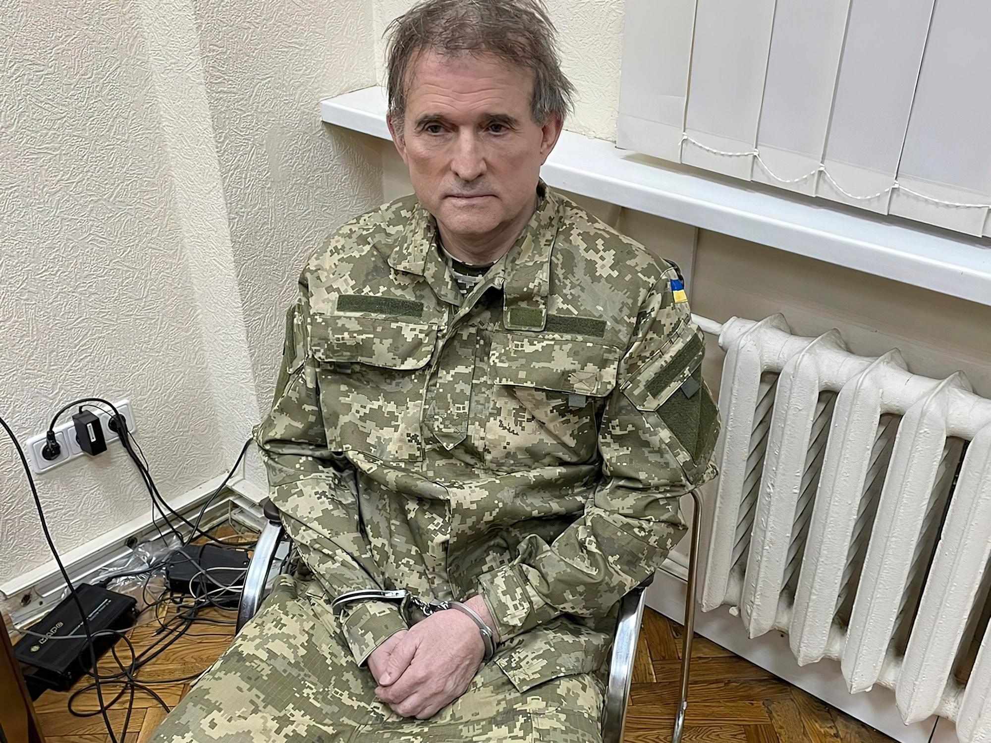 Auf diesem vom Presseamt des ukrainischen Präsidenten zur Verfügung gestellten Bild sitzt der Oligarch Viktor Medwedtschuk, ehemaliger Vorsitzender einer prorussischen Oppositionspartei und enger Vertrauter des russischen Staatschefs Putin, in Handschellen auf einem Stuhl, nachdem er im Rahmen eines Sondereinsatzes des ukrainischen Geheimdienstes SBU festgenommen wurde